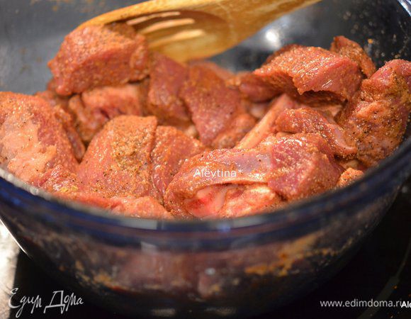 Готовим в медленноварке, мультиварке или на плите в жаровне. Быстрый режим для медленноварке 5 час. Мультиварка смотрите режим тушение. На плите до 2 часов. Ягнятину и говядину режем на кубики крупные. У меня говядина на тонкой кости. 
Смесь специй и кусочки мяса смешать все вместе. Дать постоять несколько минут. 
