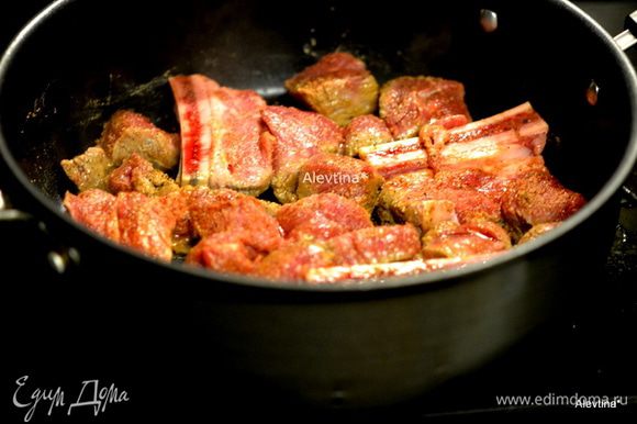 Вылить на горячую сковороду масло, выложить кусочки мяса и обжаривать со всех сторон 8 минут. Снять с огня.