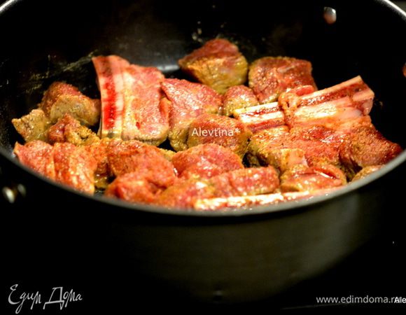 Вылить на горячую сковороду масло, выложить кусочки мяса и обжаривать со всех сторон 8 минут. Снять с огня. 
