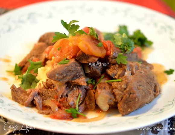 Готовое блюдо подаем с гарниром. Посыпаем свежей кинзой. Приятного аппетита. 
