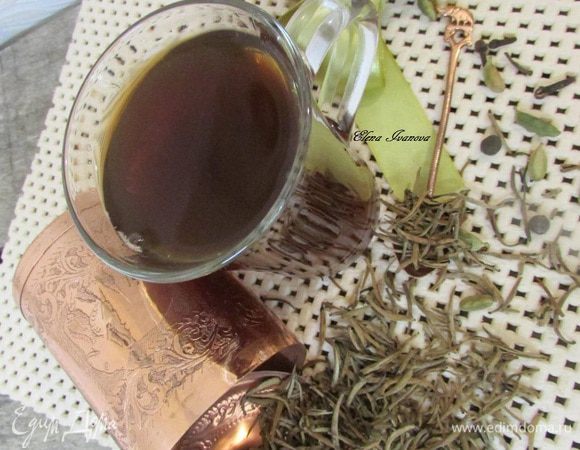 Чайный напиток процедить и подавать с медом или любимыми восточными сладостями.
