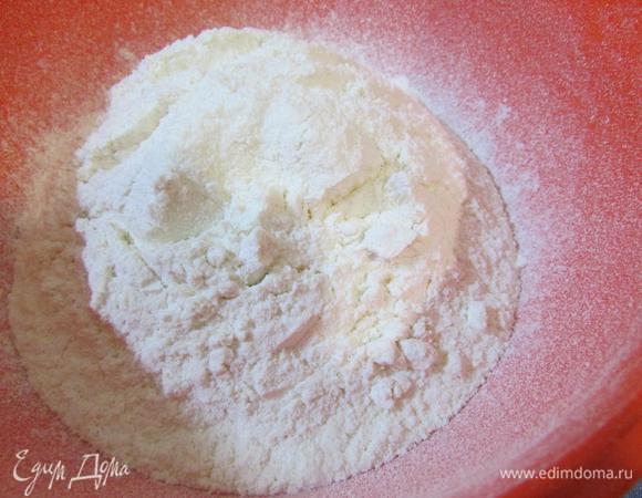 Просеять муку, добавить соль и хорошо перемешать.
