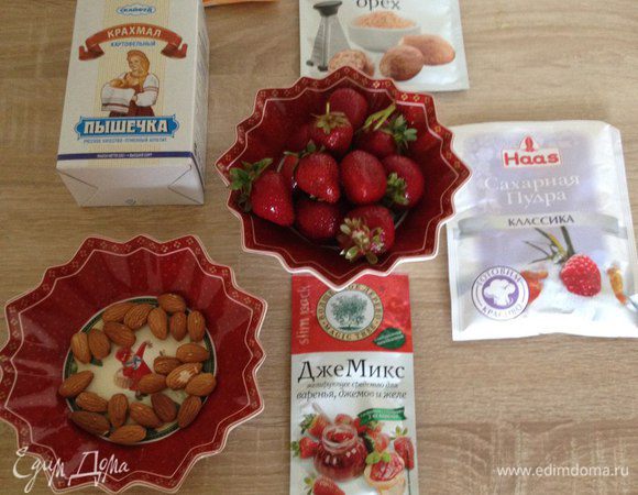 Подготовить основные компоненты. Для лукума клубничного выбрать  подходящую клубнику. желательно мелкую или среднюю, ароматную. 
