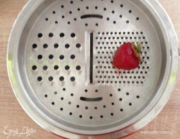 Начинаем с того, что протираем клубнику. Превращаем её в пюре.