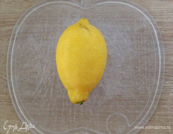 Потом берем лимон, разрезаем и выжимаем его в кастрюльку. Добавляем туда клубничное пюре. Потом добавляем сахар. Если клубника не водянистая, то стоит добавить 3 столовых ложки воды. Если видно, что много сока, лучше не стоит. Все перемешать и поставить на плиту на небольшую температуру. 