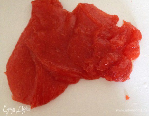 Когда клубника начинает потихоньку пускать пузырики, только начинает закипать, необходимо добавить  к ней разведенный пектин, крахмал и ванилин. Все тщательно перемешать, непрерывно взбивать венчиком. В итоге получится очень густая масса. Ёе выложить лопаткой на смазанный растительным маслом мягкий лист.  Разровнять и дать полежать в прохладном месте около 20 минут. Отдохнуть.