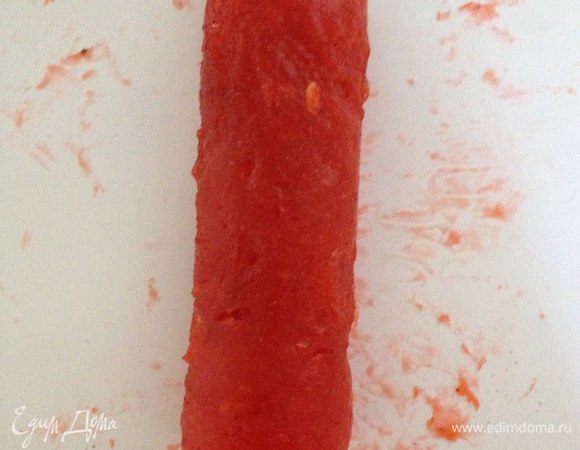 Всю массу сверху посыпать смесью мускатного ореха и миндаля. Смесь уже немного остынет и легко свернется в такой рулет, где внутри окажется  прослойка из муската и миндаля.