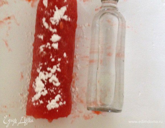 Присыпать сахарной пудрой. Взять бутылку с горячей водой и ей очень аккуратно превратить рулет в ровную дорожку.