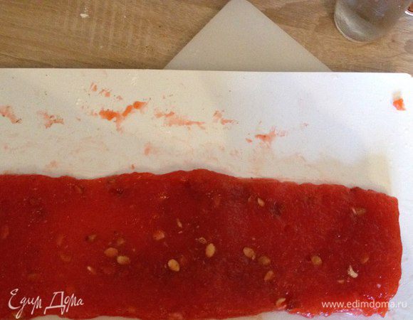 Вот в такую примерно. С ровными краями, с одинаковой примерно толщиной. Убрать в прохладное место застывать. На два часа как минимум. В холодильник лучше не ставить. Оно именно остыть должно и подсохнуть.