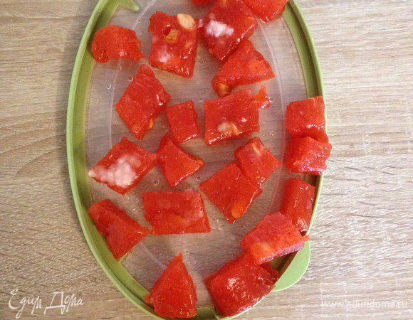 Когда верхний слой подсохнет -  порезать и убрать досыхать.