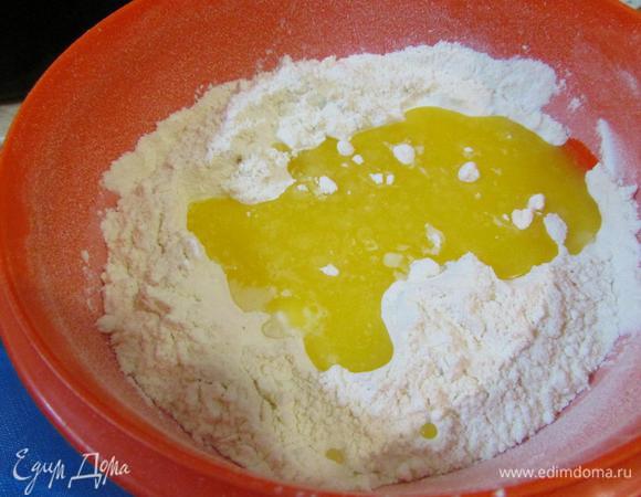 Муку соединить с маслом.
