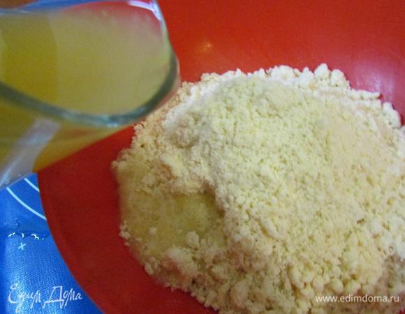 В мучную крошку влить апельсиновую воду.