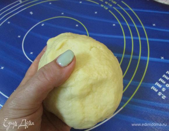 Заместить эластичное тесто, оно не должно липнуть к рукам.