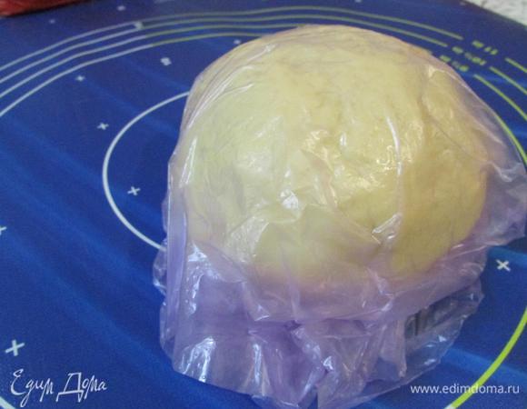 Тесто завернуть в пищевую пленку, оставить на столе, примерно на 30 минут.