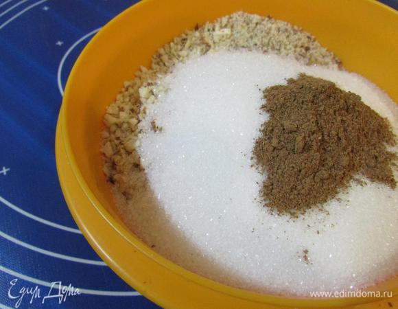 К орехам добавить сахар, корицу и хорошо перемешать.