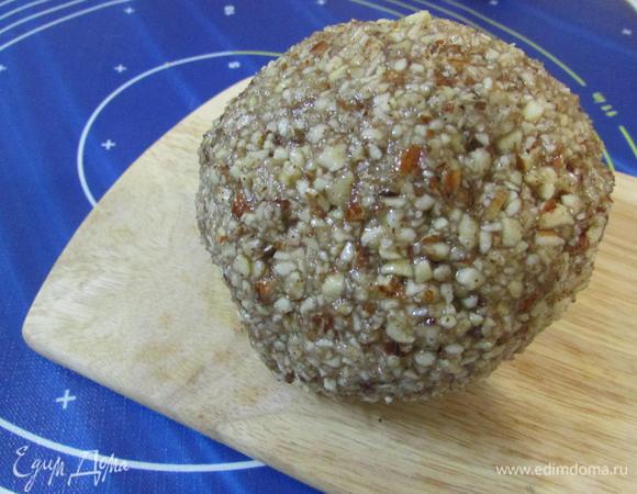 Из ореховой массы легко скатать шар, если так не получается, можно добавить белок от одного яйца.