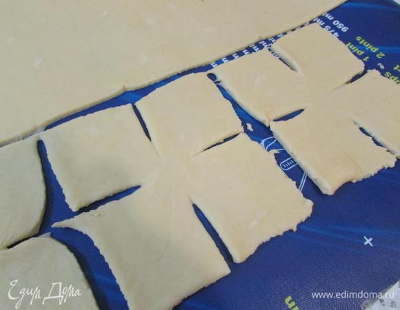 Тесто тонко раскатать (муку не подсыпать). Нарезать на квадраты (10x10). В середине каждого квадрата сделать надрезы к центру, каждый надрез - примерно 3 см.