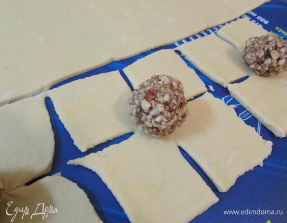 Из начинки формовать маленькие плотные шарики. И выложить их в середину квадрата.