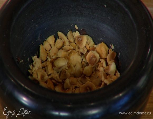 Фундук измельчить в ступке.