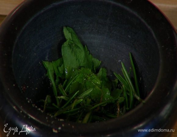 Листья мяты измельчить руками.