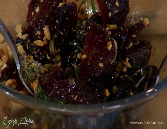 Нарезанную свеклу соединить с заправкой, сбрызнуть оливковым маслом и 1 ст. ложкой лимонного сока, посыпать измельченными орехами и все перемешать.