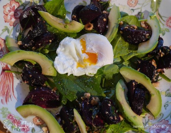 На шпинат выложить свеклу с орехами и авокадо, сверху поместить яйцо пашот.