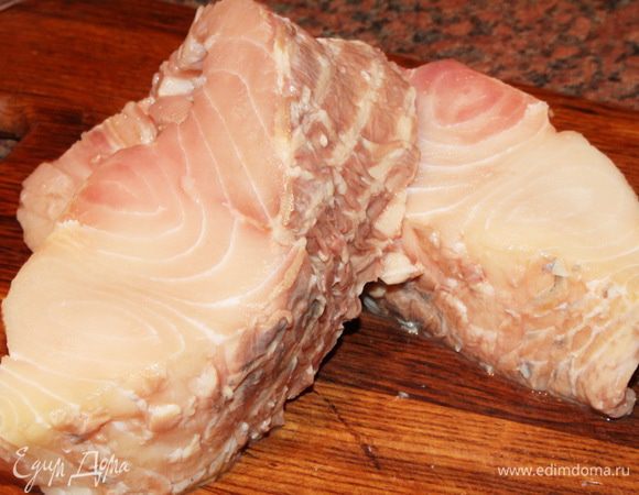 Рыбу разделываем на филе.