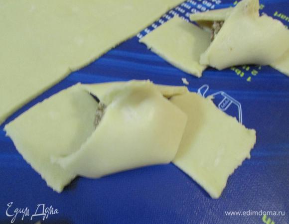 Соединить противоположные углы квадрата в центре.