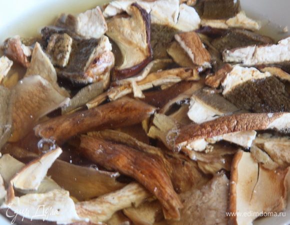 Грибы заливаем горячей водой на 20 минут.