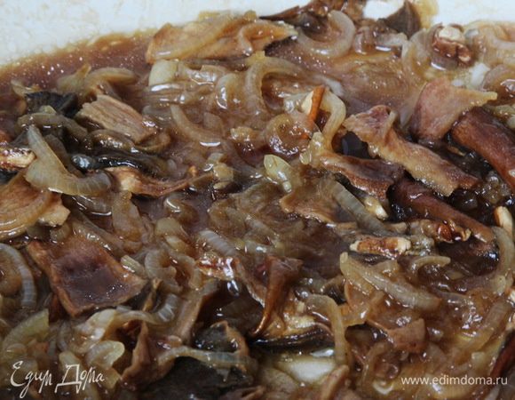 Лук режем полукольцами и на растительном масле пассеруем, затем добавляем грибы и продолжаем тушить, понемногу добавляя воду, в которой были грибы. Когда жидкость испарится, добавляем соевый соус и сахар, перец и базилик и, помешивая, готовим до выпаривания жидкости.