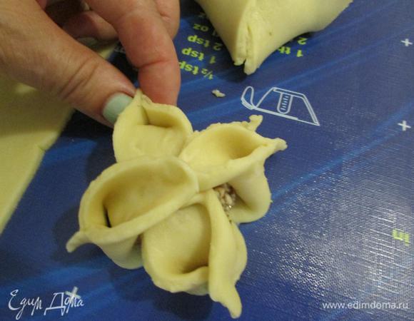 Уголки квадрата вывернуть наружу и защипнуть вместе.