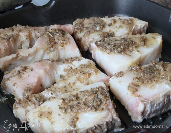 Рыба промариновалась, выкладываем ее на гриль.