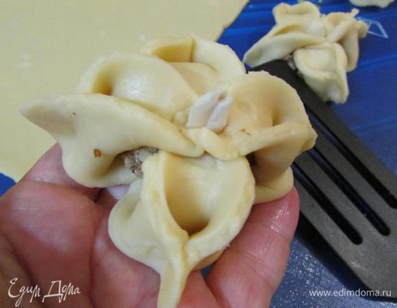 В серединку воткнуть половинку арахиса.