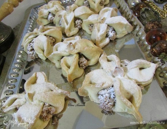 Готовую кронфлу слегка остудить, припудрить сахарной пудрой. Можно украсить по своему вкусу.