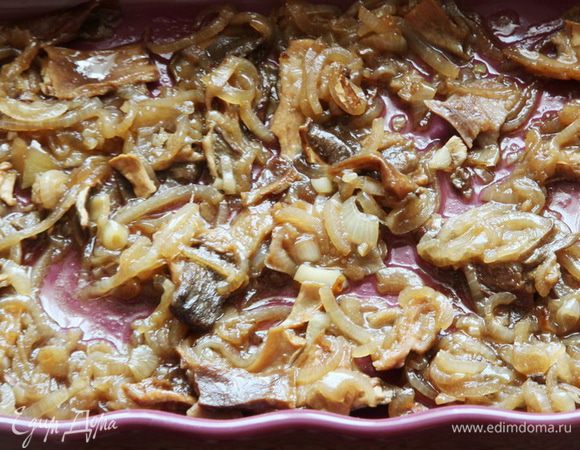 В противень выкладываем подготовленные грибы.