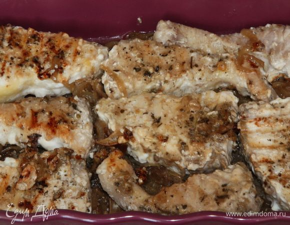 Сверху выкладываем филе и отправляем в разогретую до 100 градусов духовку на 15 минут.