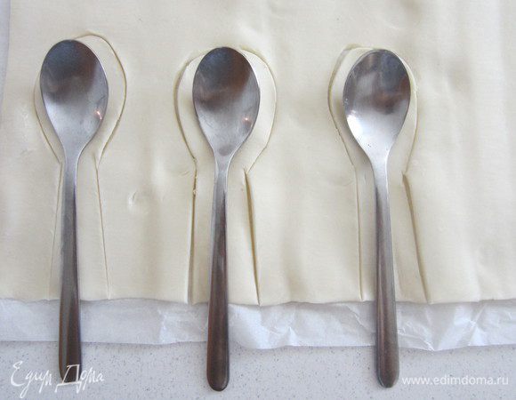 С помощью ножа вырезаем форму ложечки.
