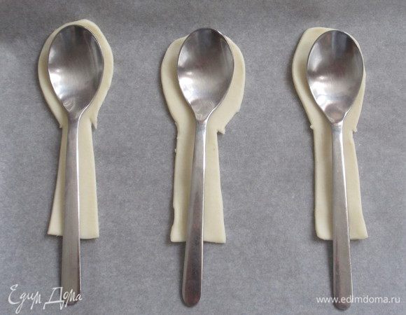 Выкладываем тесто вместе с ложечками на противень и выпекаем в духовке при температуре 200 градусов около 7 минут.