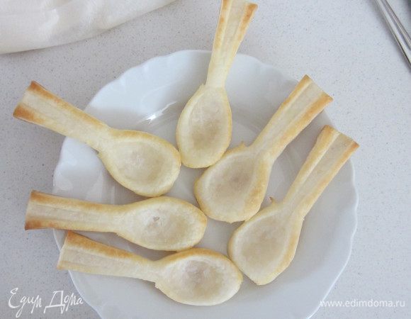 Прежде чем отделить ложечки от теста, подождите несколько минут, ложечка должна немного остыть. Вот и все, можно наполнять ложечки вашей любимой начинкой.