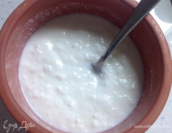 В глубокую посуду вылить йогурт и холодную питьевую воду. С помощью венчика хорошо перемешать до однородной массы (до густоты кефира). Возможно, воды понадобится больше или меньше, в зависимости от густоты и жирности вашего йогурта. 