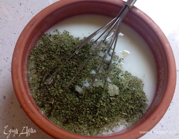 Добавить соль, сухую мяту, тимьян, черный перец и измельченный чеснок. Хорошо размешать. 