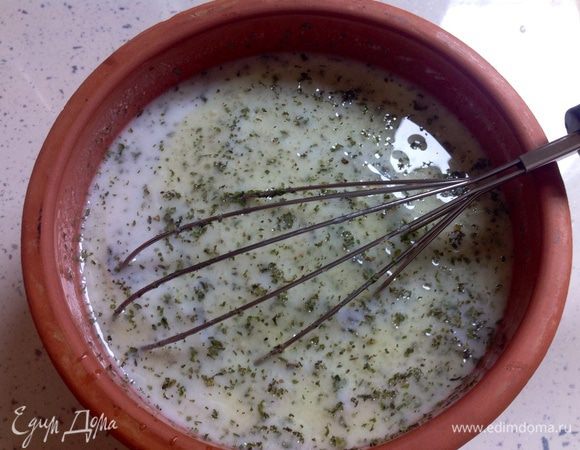 Добавить оливковое масло и еще раз хорошо перемешать венчиком.