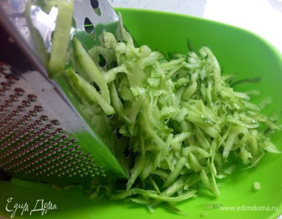 Огурцы натереть на крупной терке.
** Если огурцы крупные, то достаточно 1 штуки.
