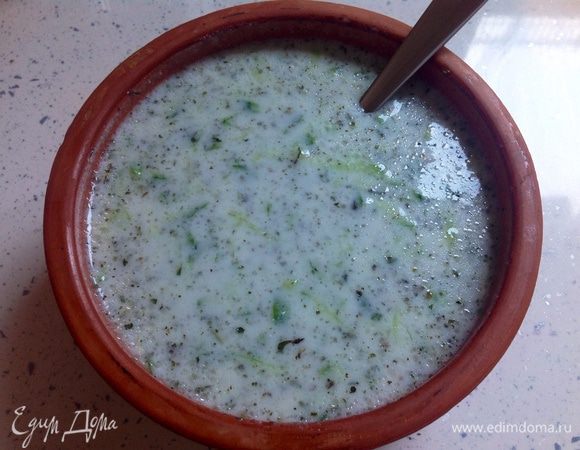 Переложить огурцы в йогуртную смесь и хорошо размешать ложкой. 
Красный перец подать отдельно. 
Джаджик готов!