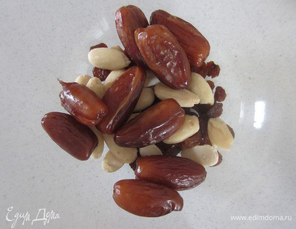 Я сделала начинку из фиников, изюма, меда и миндаля.