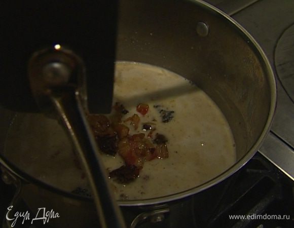 Добавить оставшийся поджаренный лук с чесноком и сморчками.