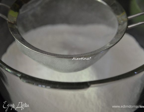 Разогреть духовку на 180 гр. Смазать квадратную форму, выложить на дно бумагу для выпечки. Просеять муку, соду пищевую и соль. 