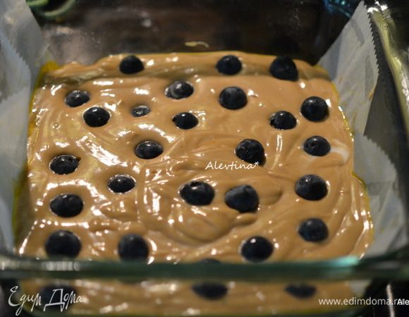 Добавить просеянную муку и добавить в два приема,перемешать, затем кефир.
Выложить тесто в приготовленную квадратную форму, сверху очищенные  ягоды, часть оставить для украшения. Поставить в горячую духовку на 20 мин.
Центр проверяем зубочисткой. 