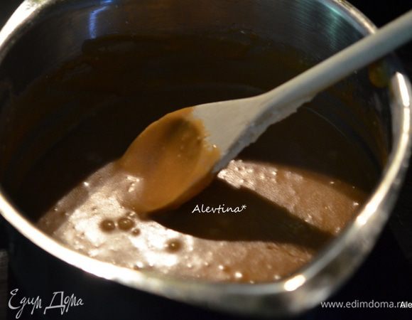 Приступить к приготовлению глазури. Смешать сахар и масло сливочное, сливки в кастрюльке. Поставить на высокий огонь на 1 мин. Помешивать постоянно. Снять с огня добавить ванилин и сахарную пудру. Быстро перемешать, получится густая карамельная масса, которая быстро застывает. Поэтому готовить ее лучше после того, как кекс готов.