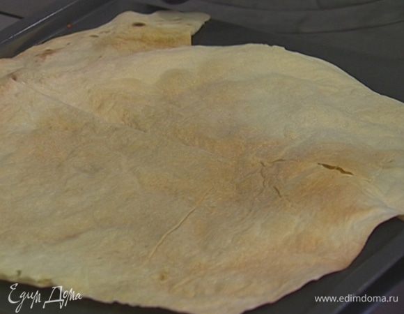 Подсушить лаваш в разогретой духовке и поломать на небольшие чипсы. 